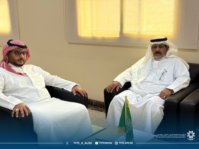 بحضور سعادة مدير جمعية البر الخيرية بالعيص قام سعادة عميد الكلية بتسليم شهادات الدورة التدريبية